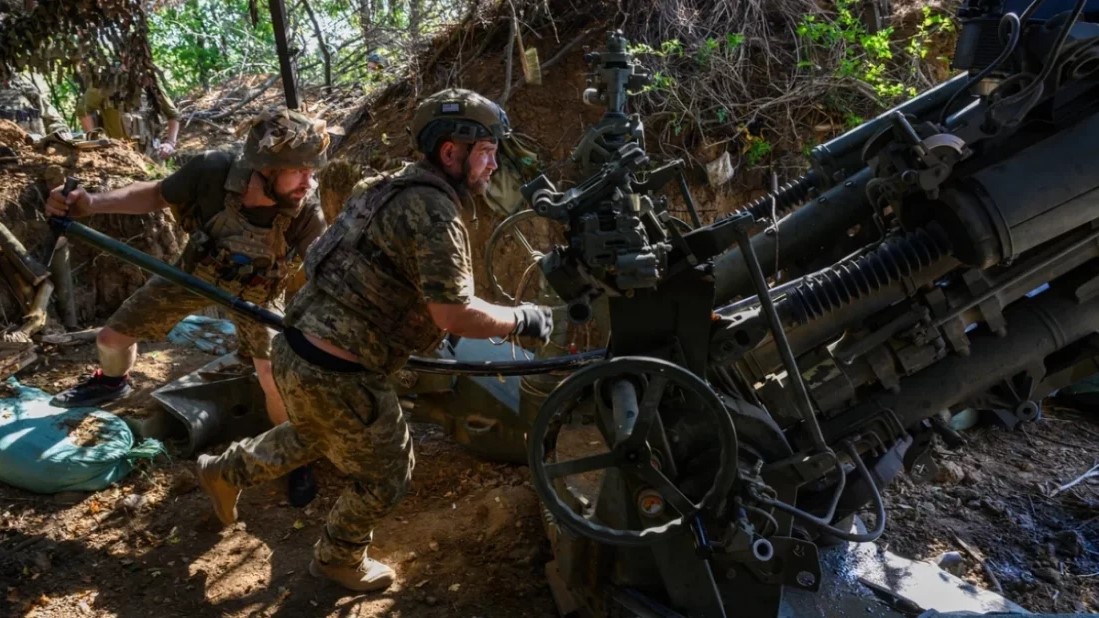 প্রথমবারের মতো ইউক্রেনে অস্ত্র পাঠানোর অনুমতি দিলেন ট্রাম্প